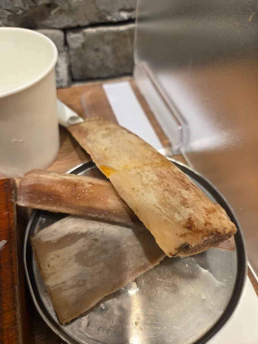갈비탕과 밥, 반찬을 함께 놓은 한 상