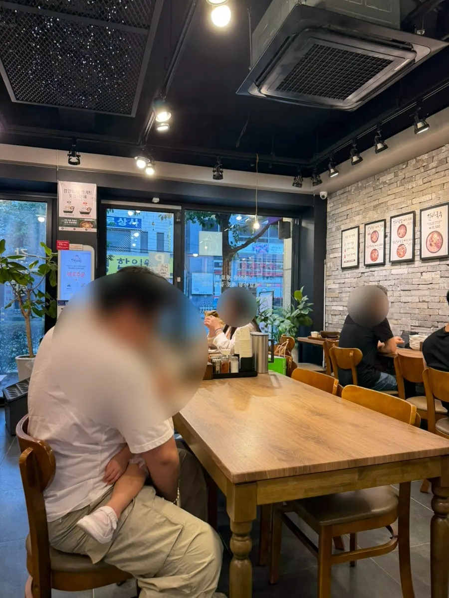 Hours and break time notice at Gang Galbitang Seomyeon