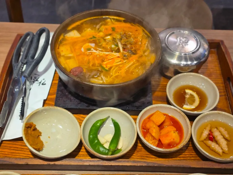 Galbitang self-service bar and extra side dishes
