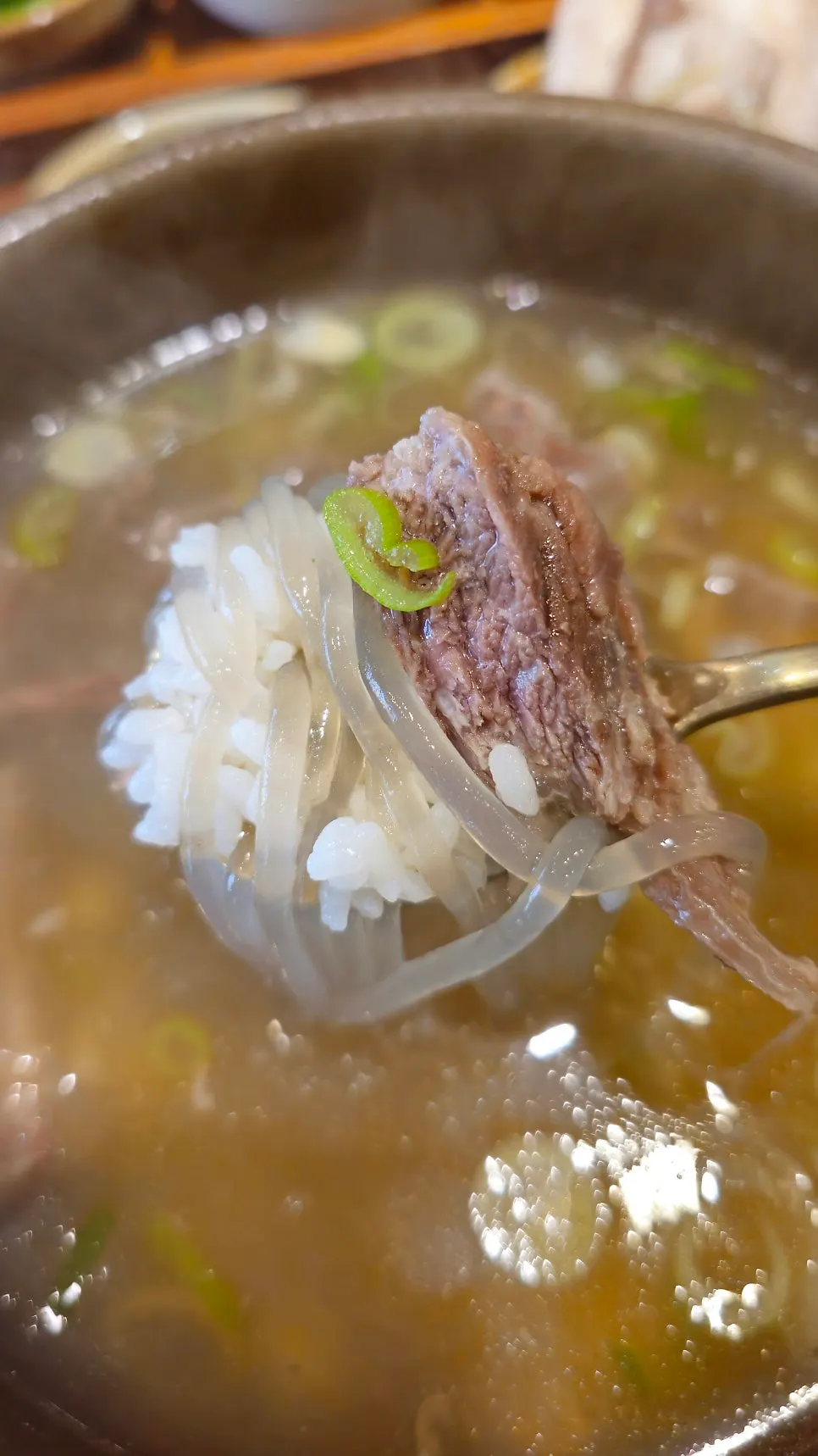 뼈에서 분리된 부드러운 갈비 고기