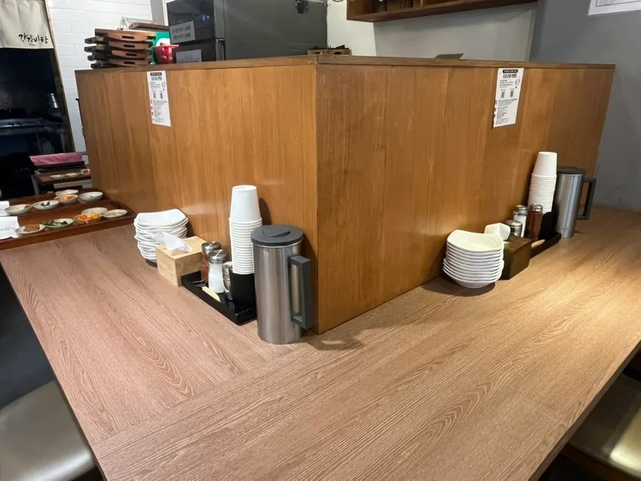 L-shaped bar table seating wrapping the corner