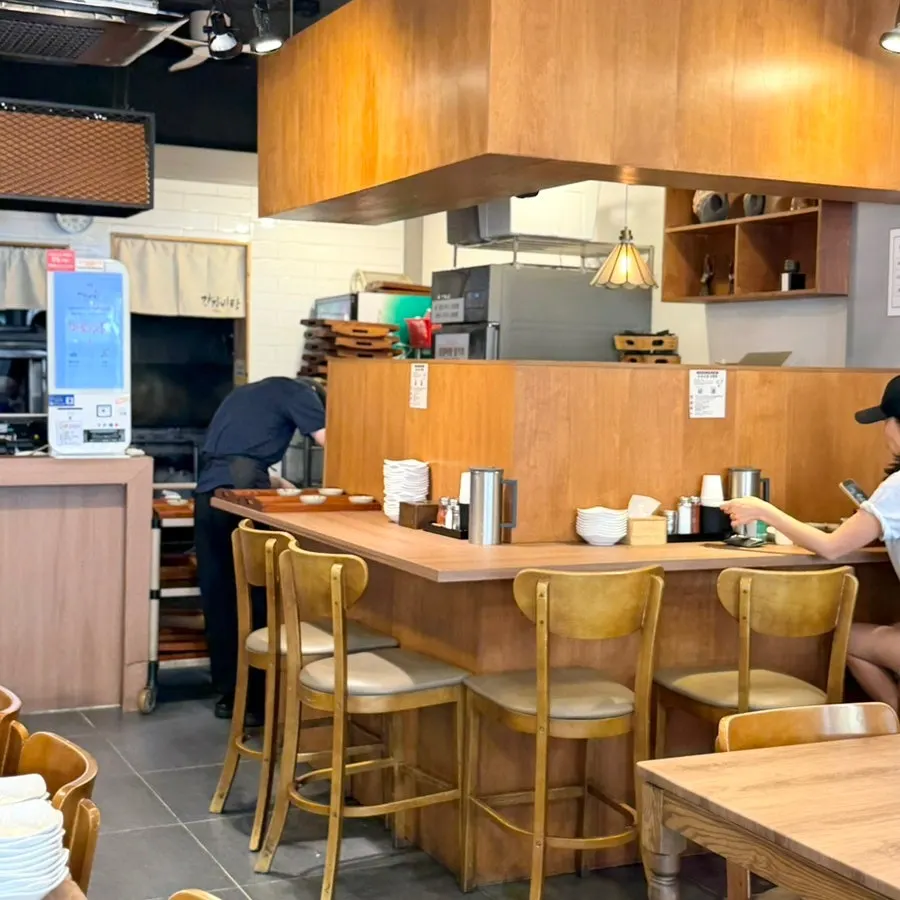 혼밥 가능한 다찌석과 테이블석
