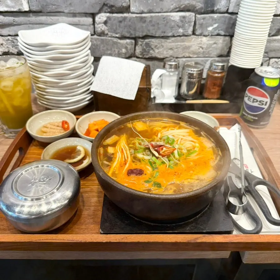 주문한 얼큰 갈비탕과 말차 주스