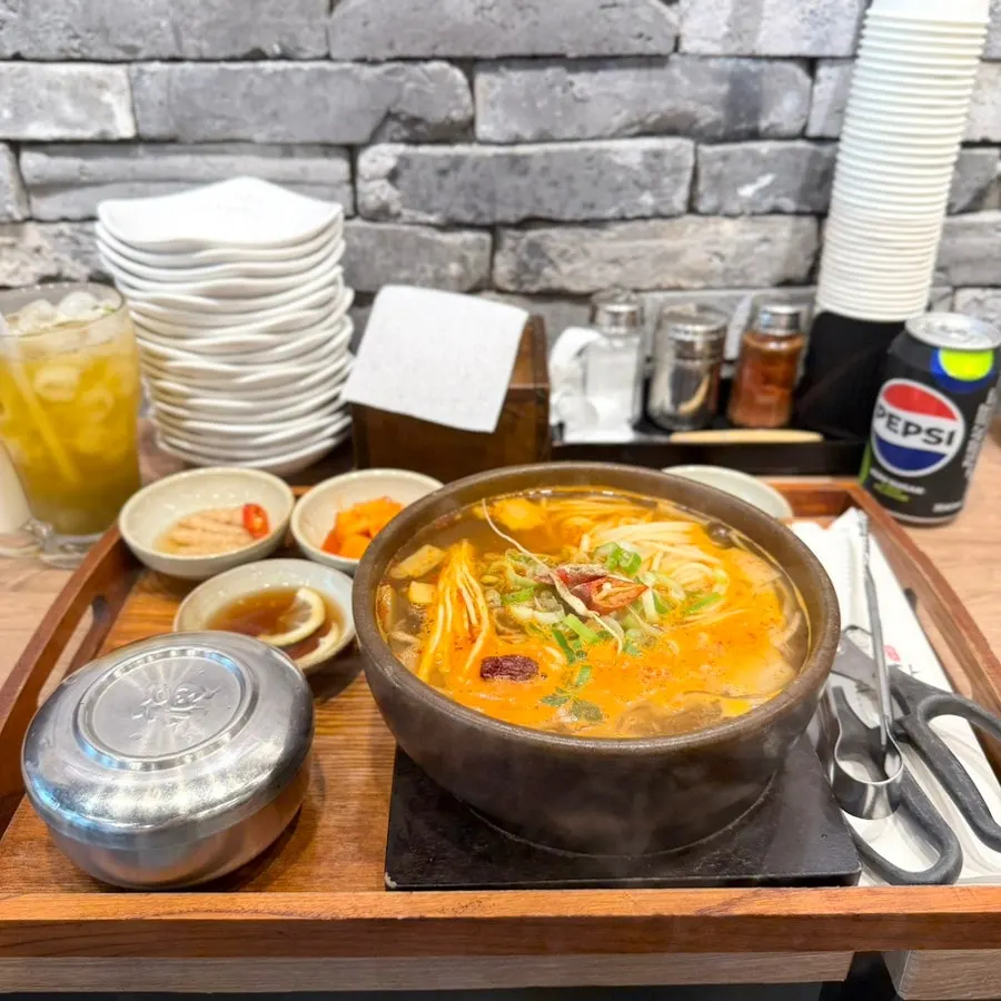 깍두기와 공기밥이 함께 나온 상차림