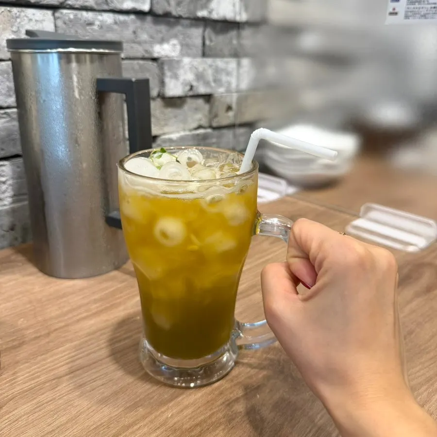 양 많은 말차 주스 한 잔