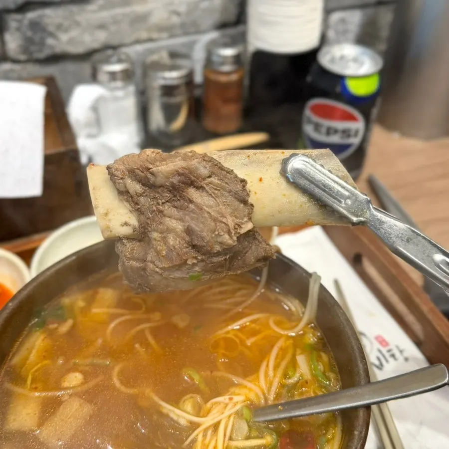 진한 빨간 국물의 얼큰 갈비탕
