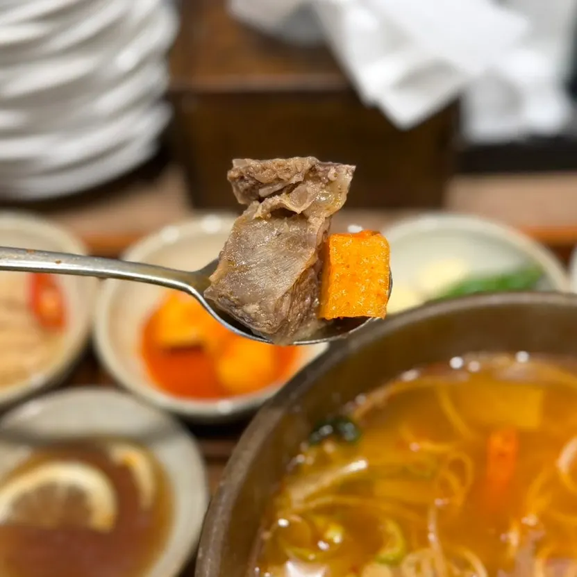 갈빗대와 고기가 가득한 갈비탕