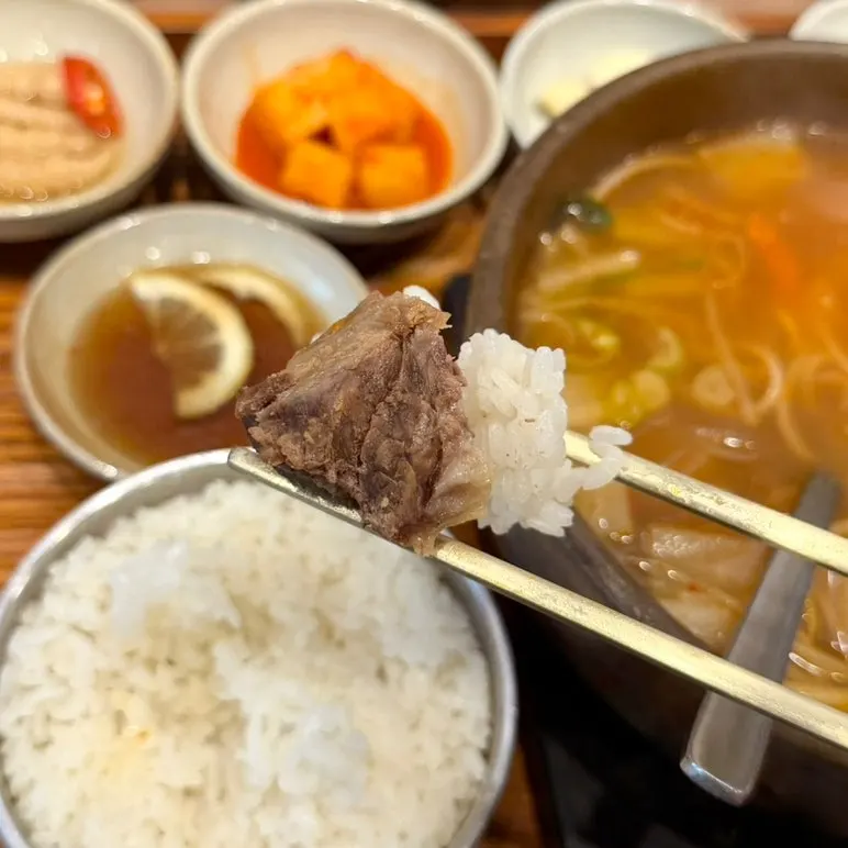 간장에 찍은 갈비 고기 한 점