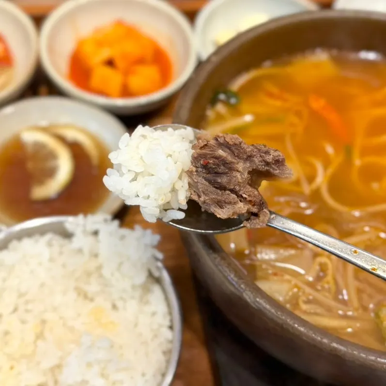 공기밥에 올린 갈비 고기