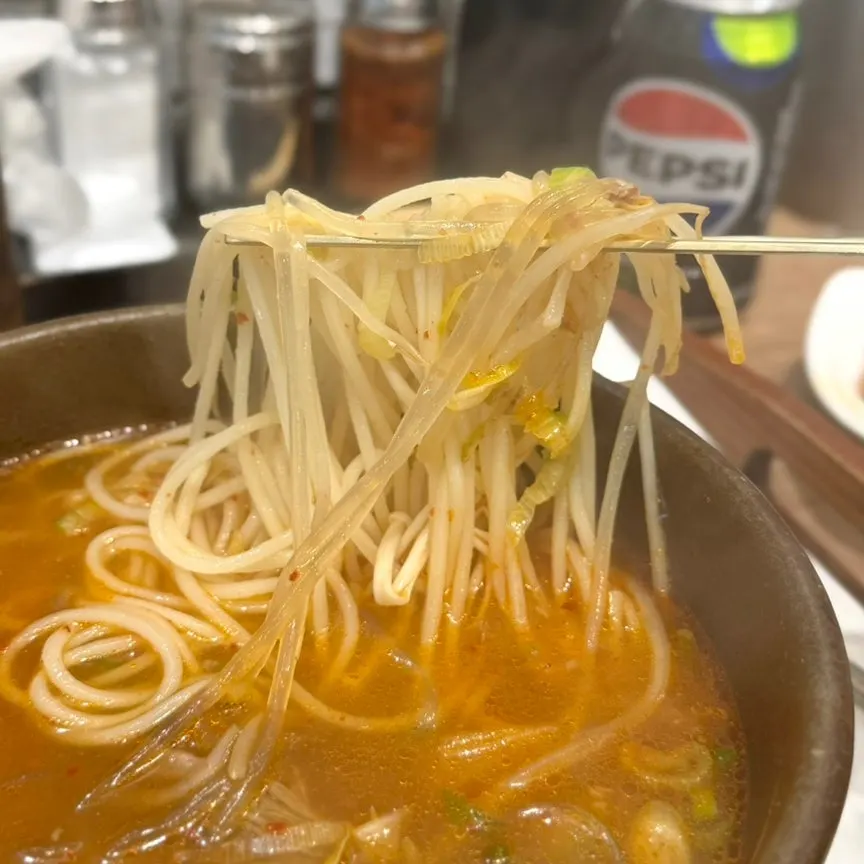 추가한 소면사리를 건진 갈비탕