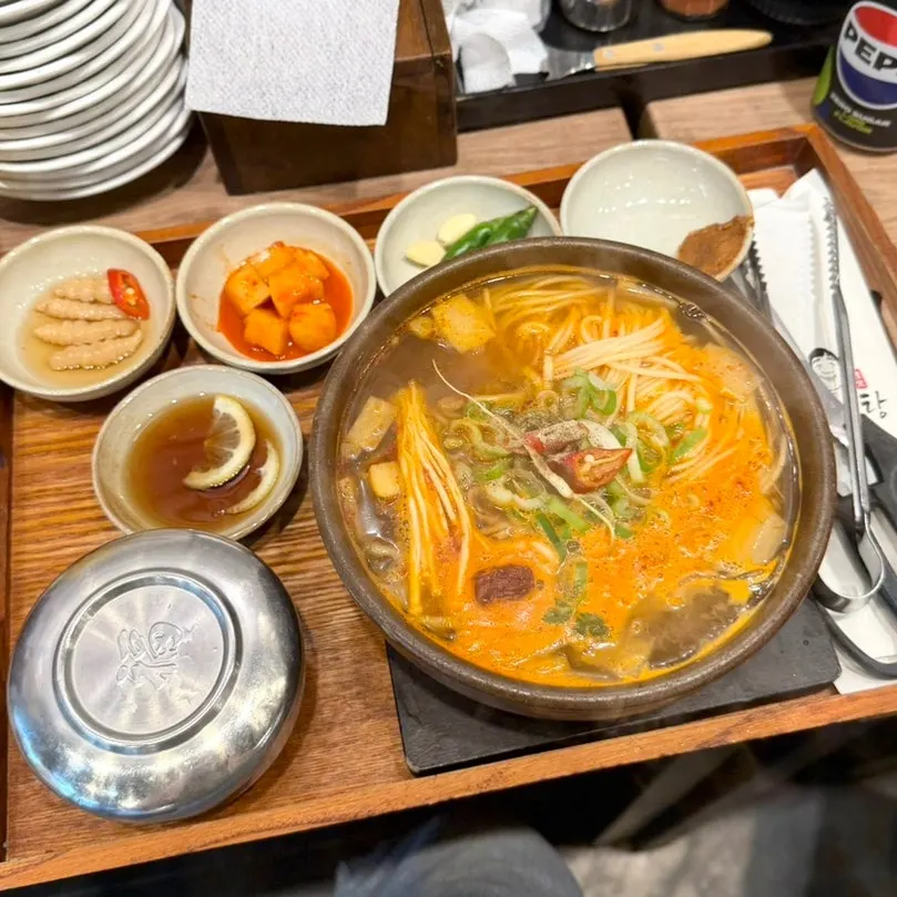 다 먹고 남은 강갈비탕 뚝배기