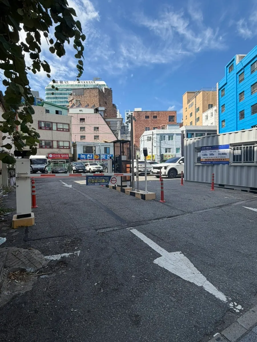 Entrance to the Blue Parking Lot near Gang Galbitang Seomyeon