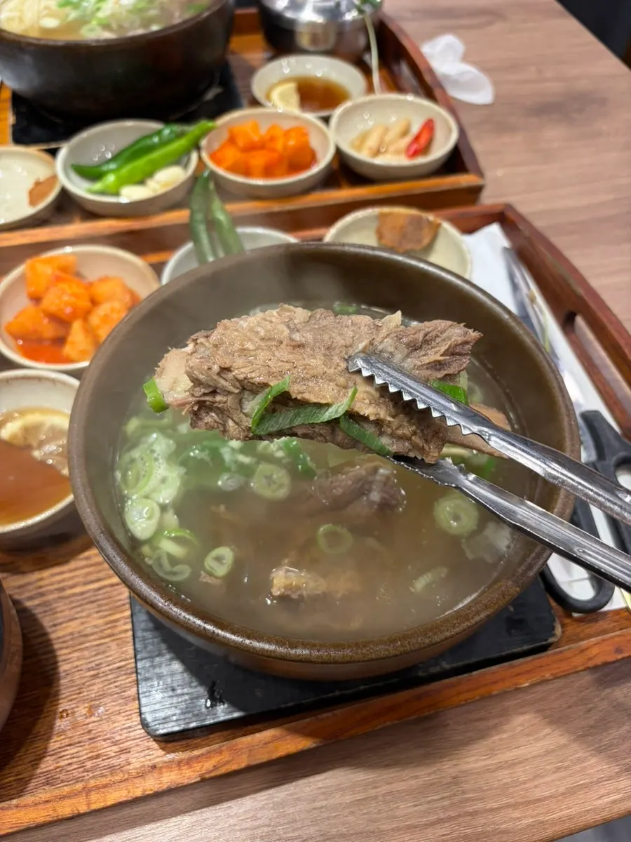 밥을 말아 먹는 강갈비탕 한 상