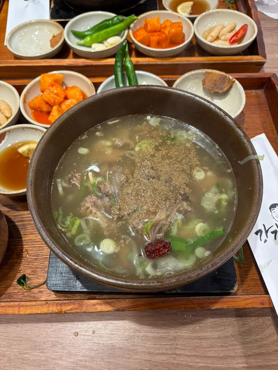강갈비탕과 깍두기를 곁들인 식사