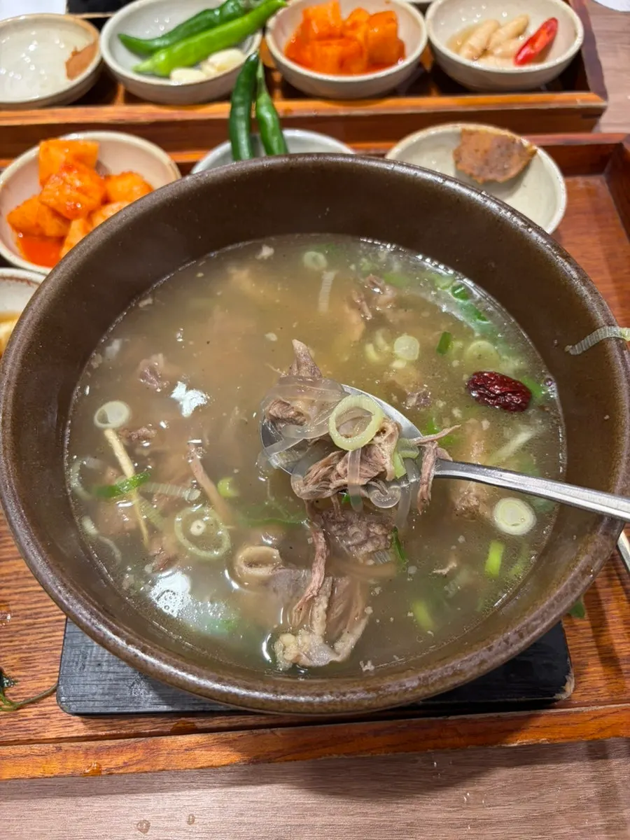 다 먹어갈 무렵의 강갈비탕 그릇
