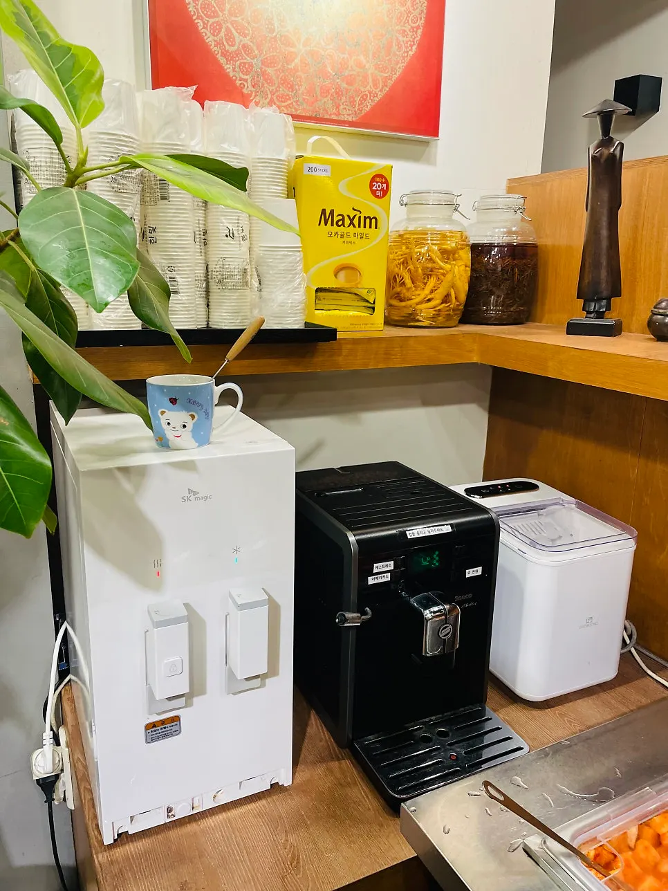 Coffee machine for dessert at the self-serve bar