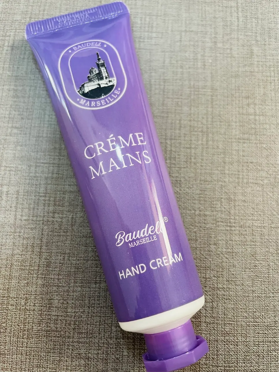Photo-review event sign and hand cream giveaway
