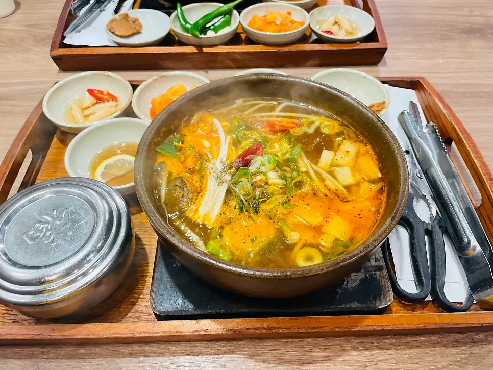 Stone pot of spicy galbitang at spice level 1