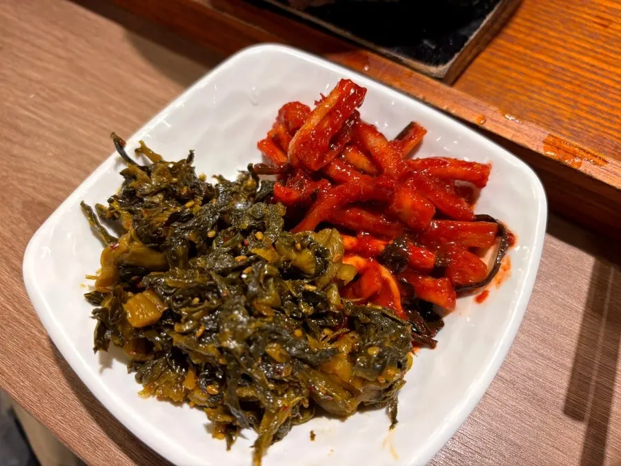 정갈하게 담긴 강갈비탕 밑반찬