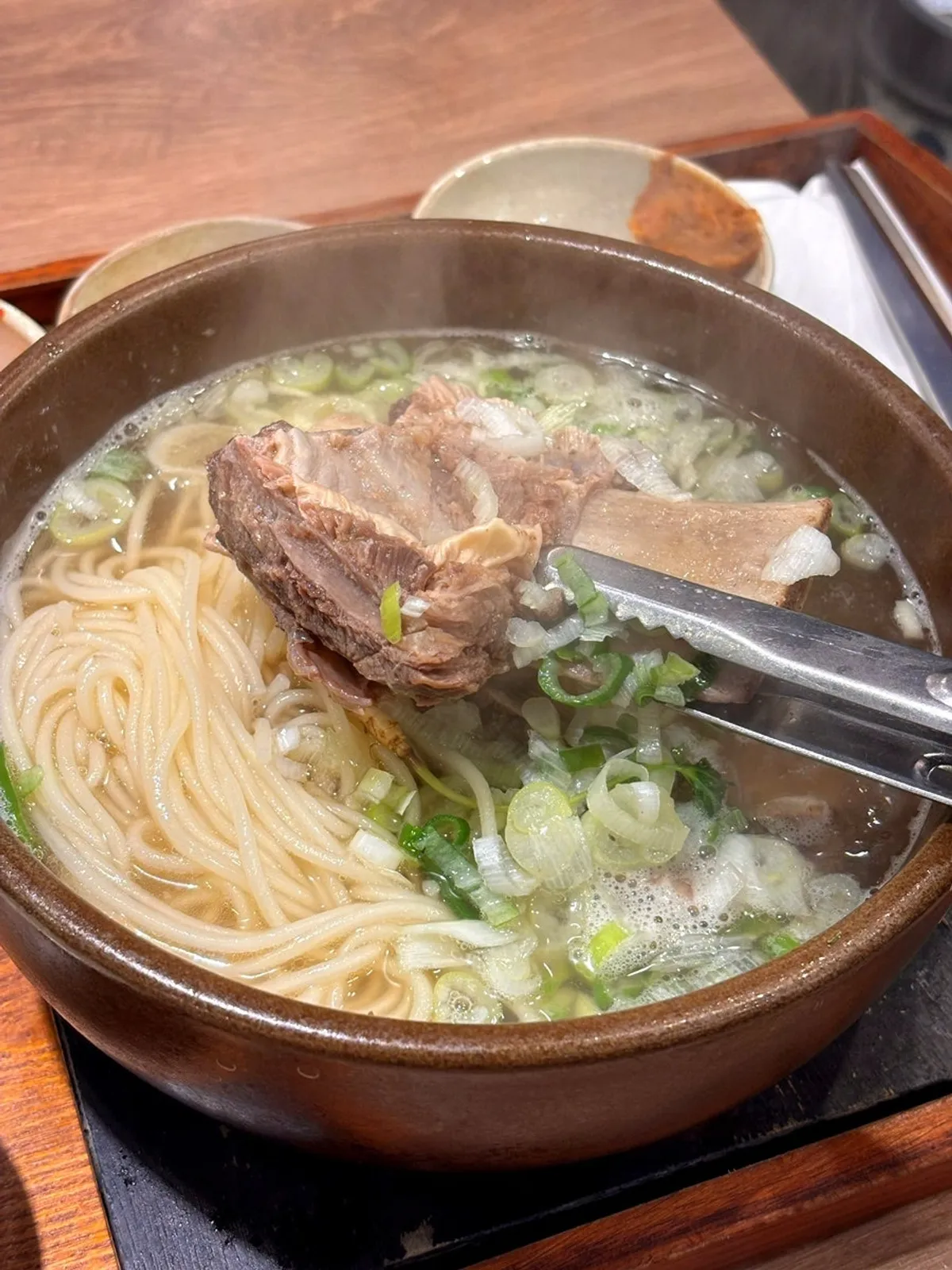 김이 오르는 서면 강갈비탕 갈비탕