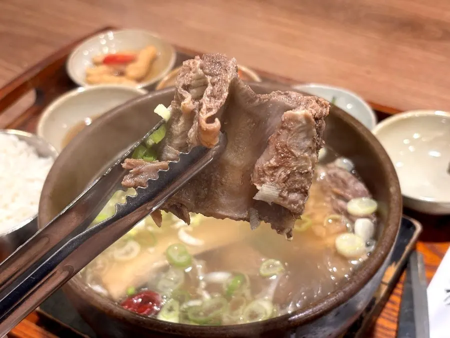 집게로 잡으면 분리되는 부드러운 갈비