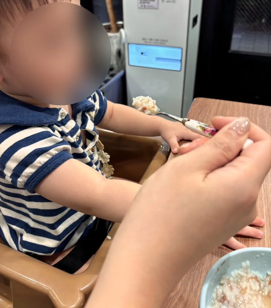 아기와 함께한 강갈비탕 식사 자리