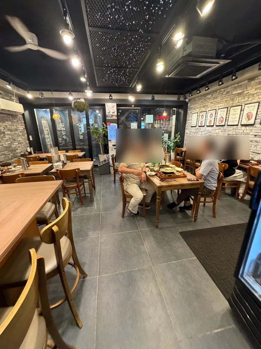 Gang Galbitang exterior and interior