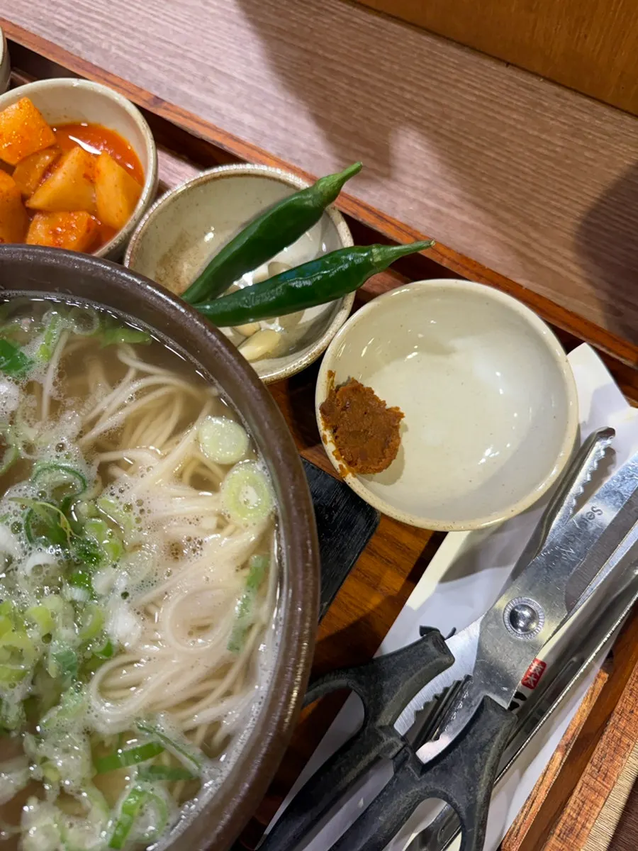 Garlic and chili peppers served with galbitang