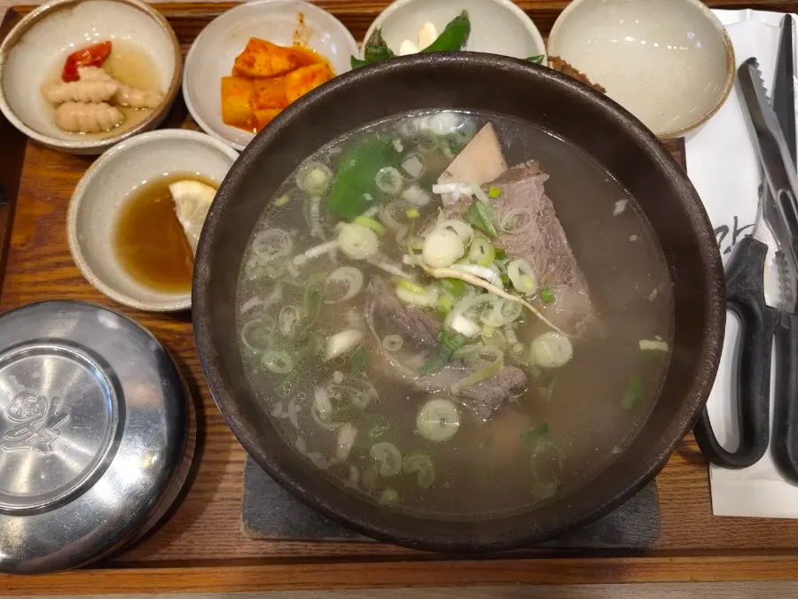 진한 국물의 강갈비탕 한 그릇