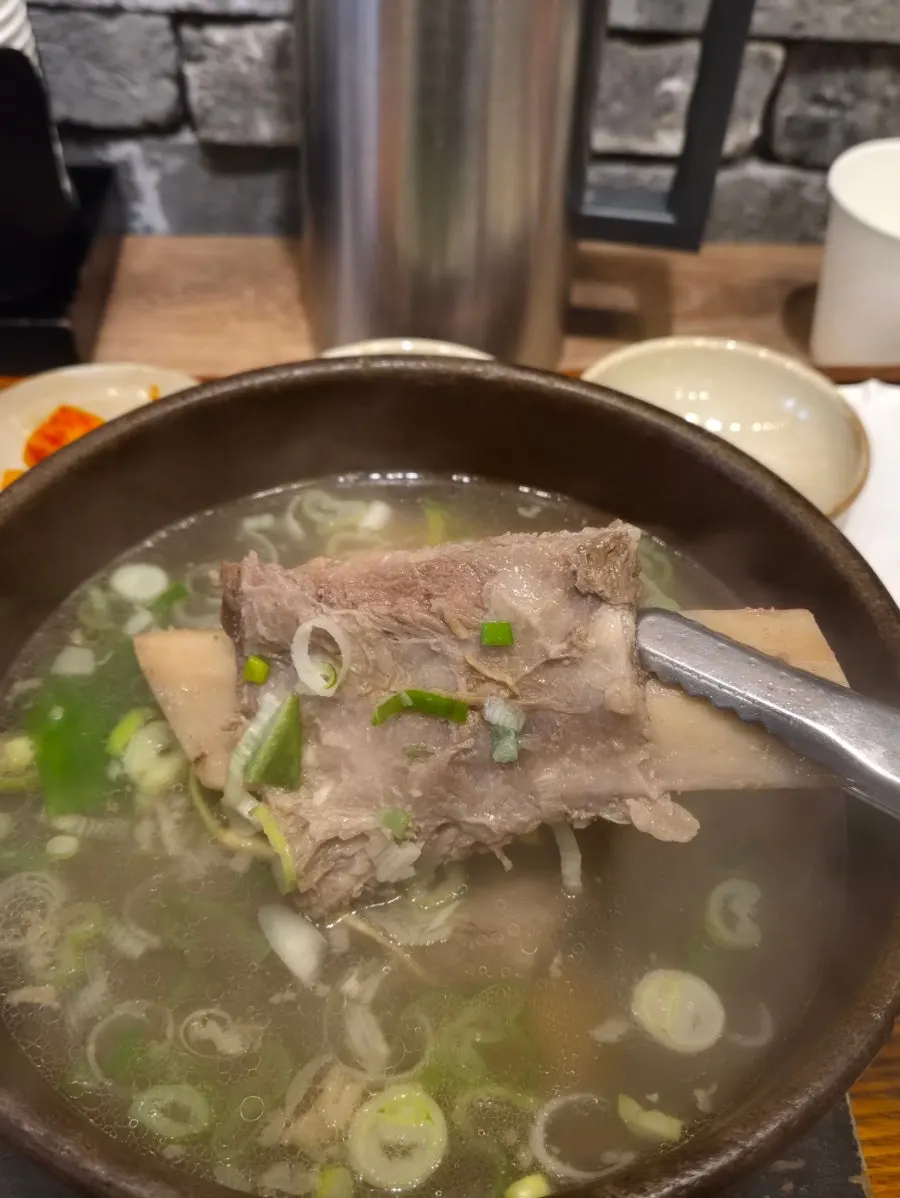 뼈에서 부드럽게 발리는 갈비탕 갈빗대