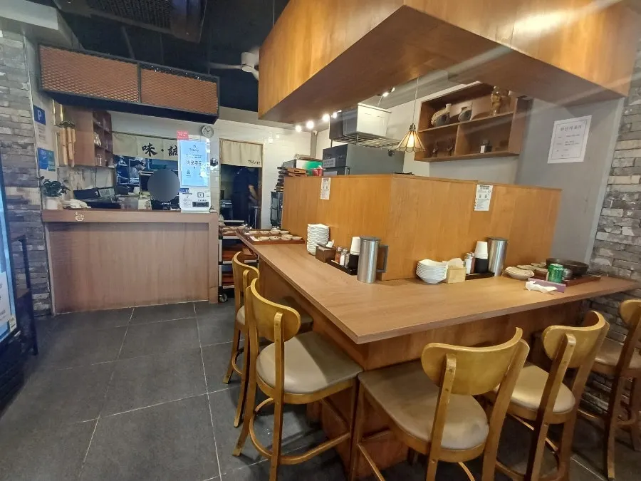 A single-seat table for solo dining