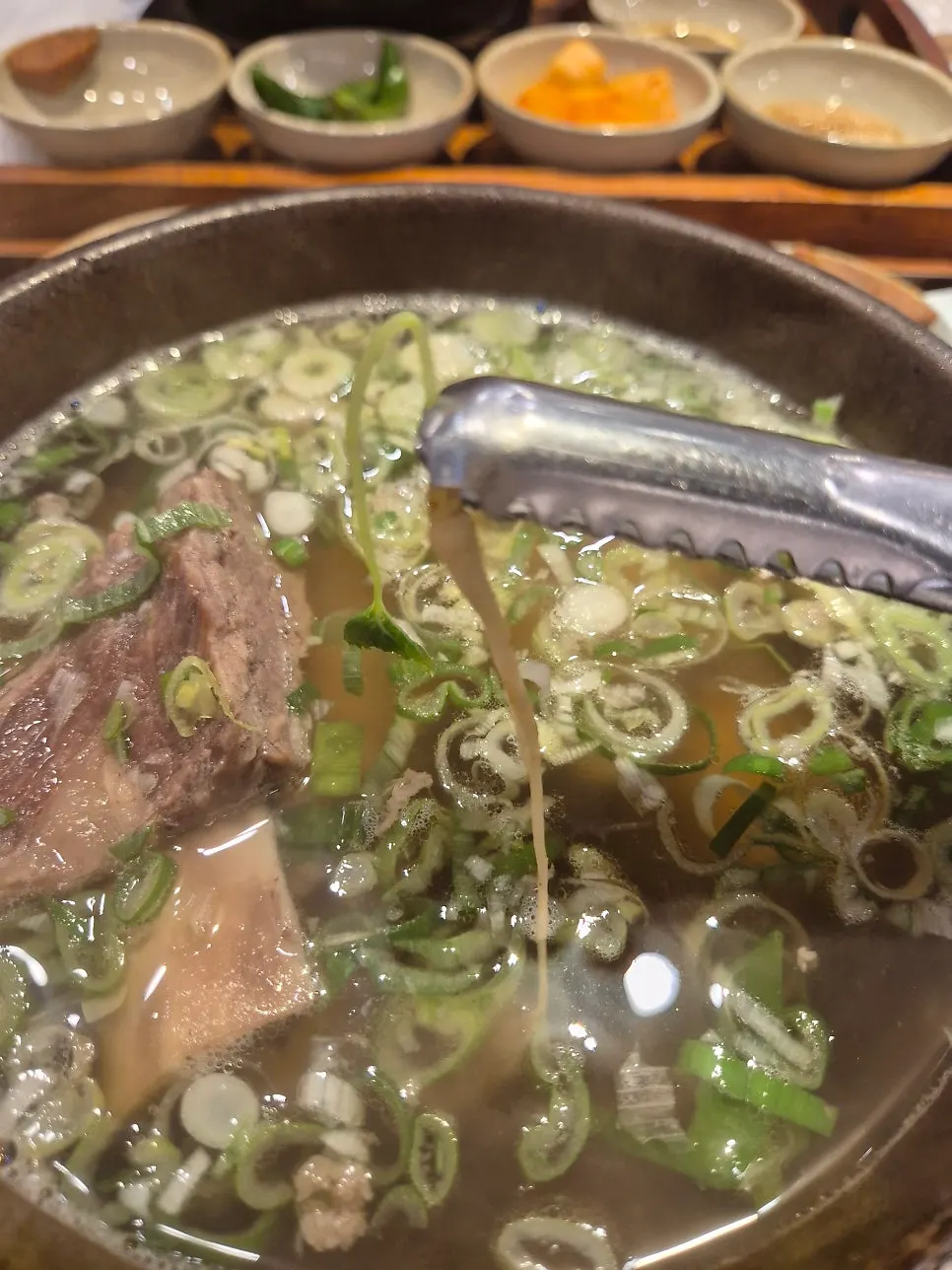 뼈와 고기를 분리해둔 갈비탕 그릇