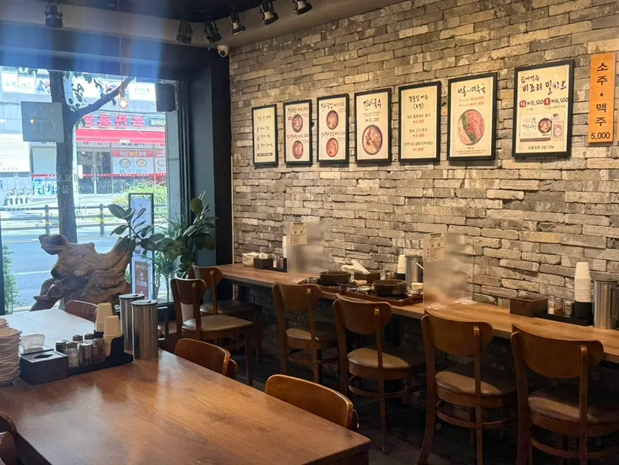 The clean, tidy dining hall at Gang Galbitang Seomyeon