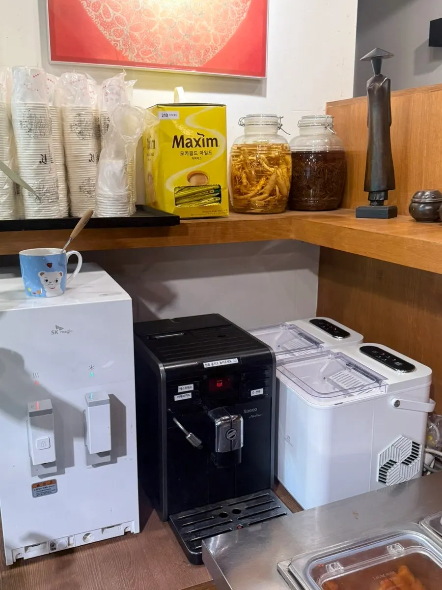 The self-serve bar for refilling side dishes