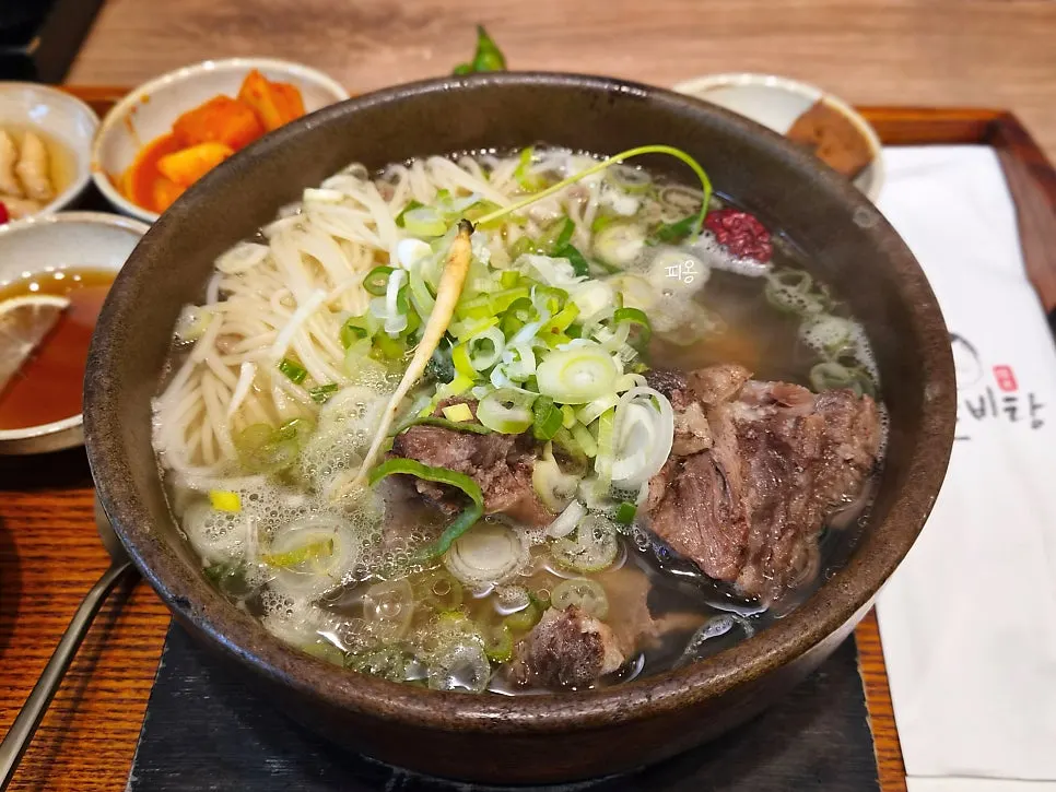 인삼 같은 재료가 올라간 갈비탕 뚝배기