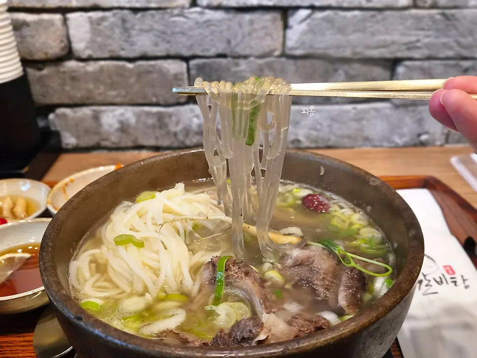 갈비탕에 추가한 제주 중면국수