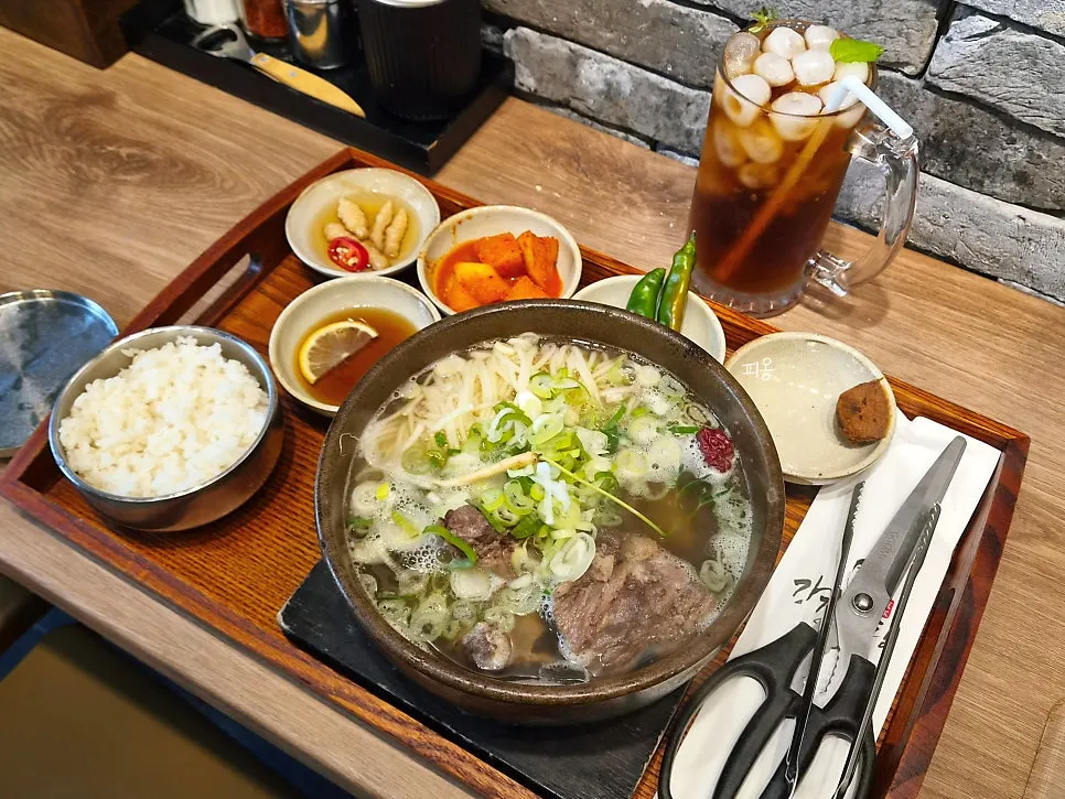 식사를 마친 강갈비탕 한 상 마무리 컷