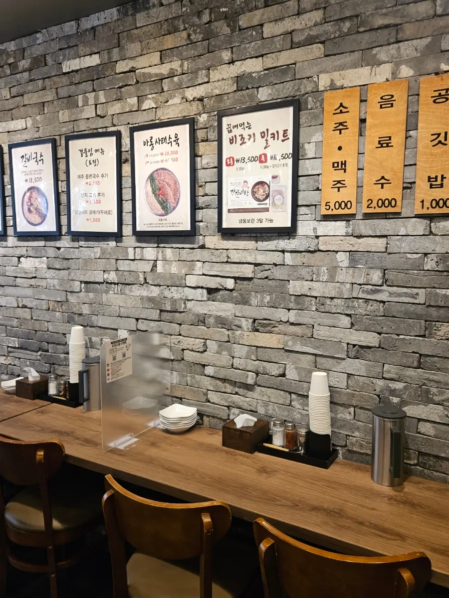 강갈비탕 매장 한쪽 좌석 모습
