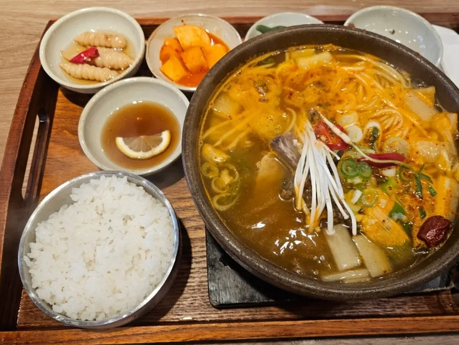 뚝배기에서 끓어오르는 갈비탕