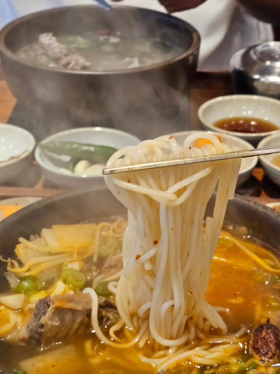칼칼한 국물의 얼큰갈비탕