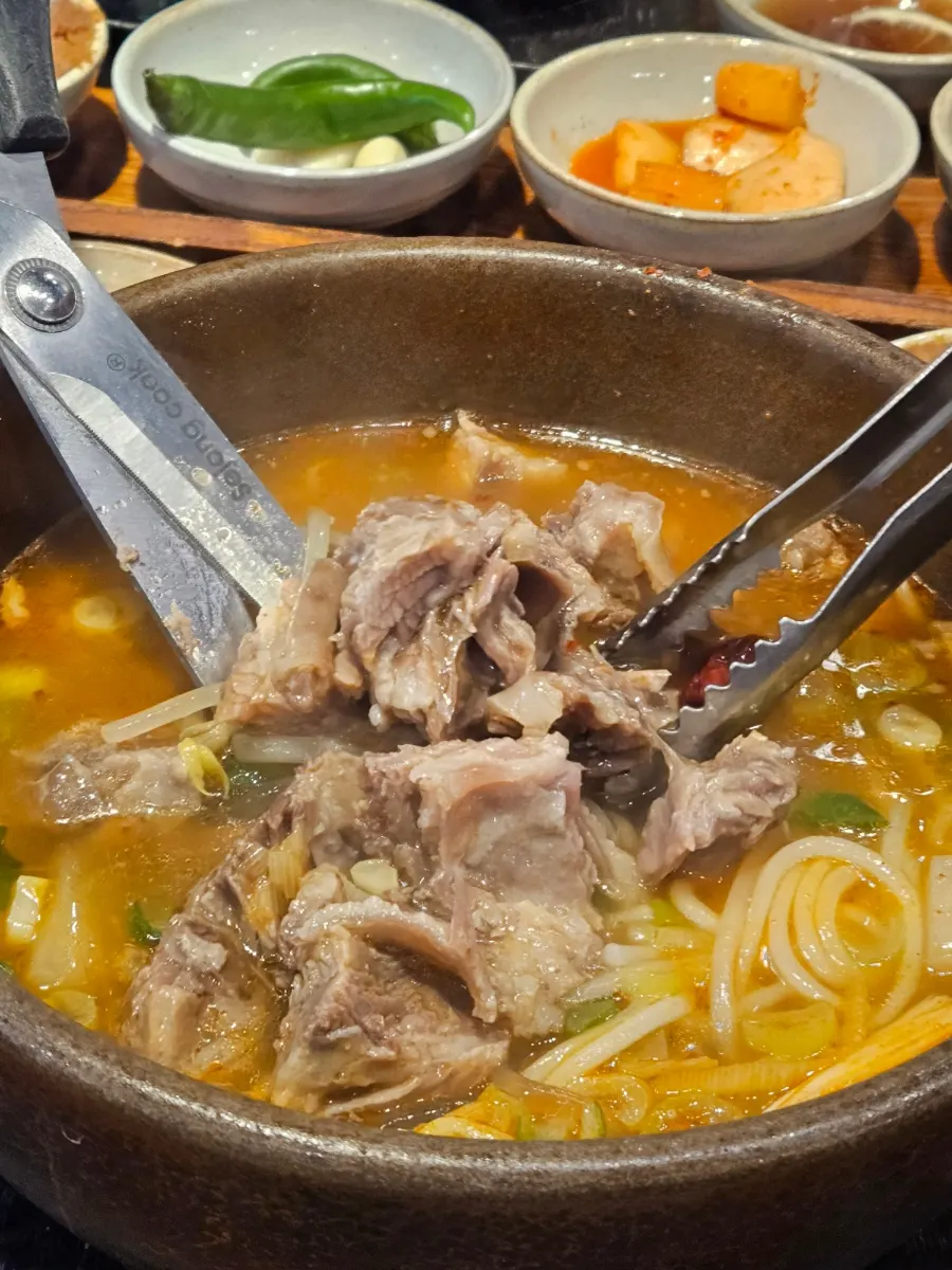 식사를 마친 갈비탕 뚝배기