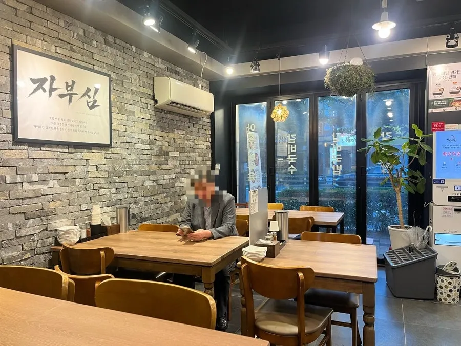 Gang Galbitang Seomyeon seating