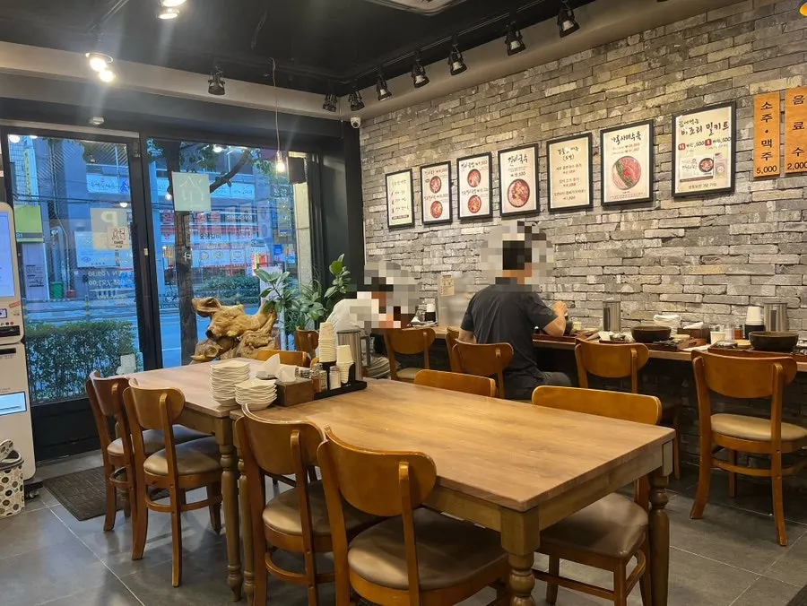 Two-person and four-person tables at Gang Galbitang Seomyeon