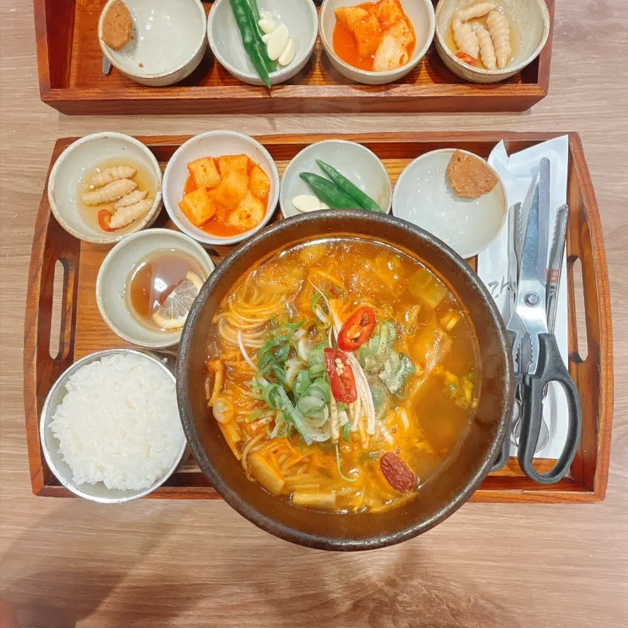 Spicy galbitang with bean sprouts and radish