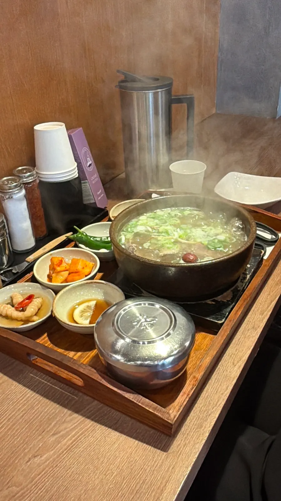 밥과 함께 차려진 갈비탕 한 상