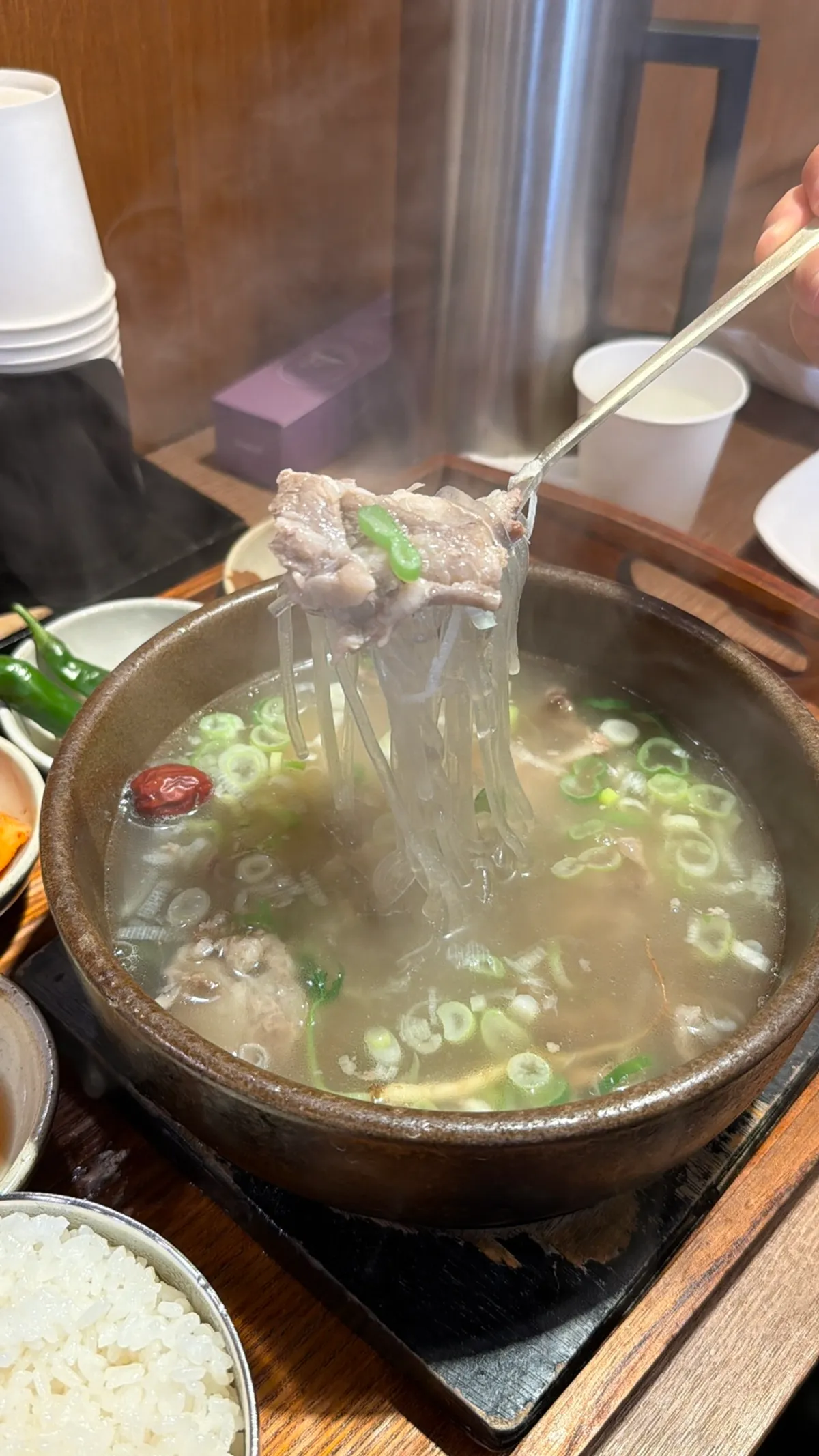 국수사리를 추가한 얼큰 갈비탕