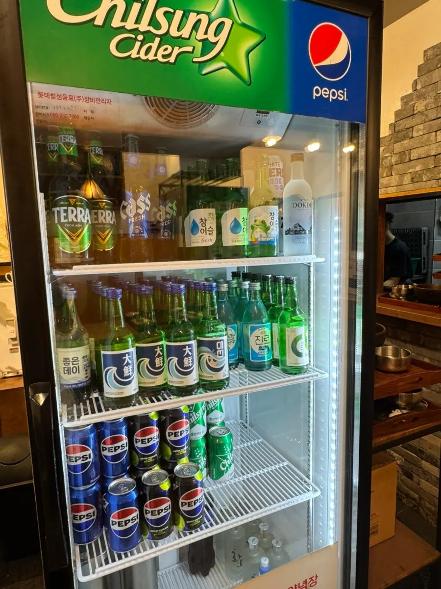 注文したカンカルビタンと飲み物が置かれたテーブル