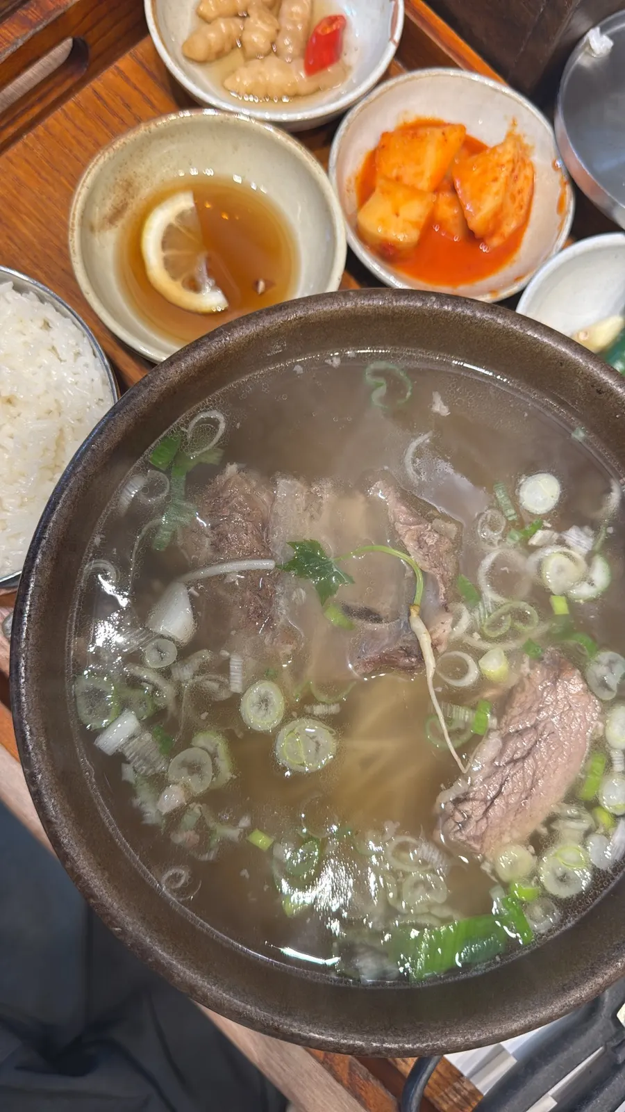 肉がたっぷり入ったカンカルビタンのスープのクローズアップ