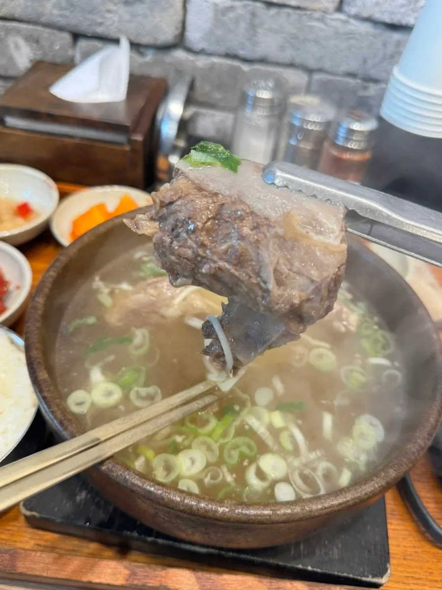 一人分セットで用意されたカンカルビタンの食卓