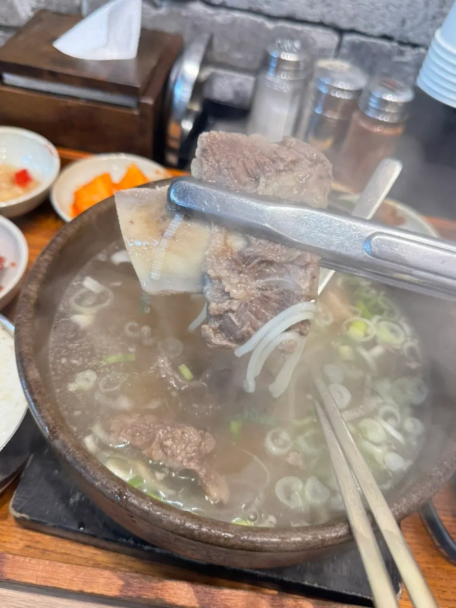 ハサミで骨から外した柔らかいカルビの赤身肉